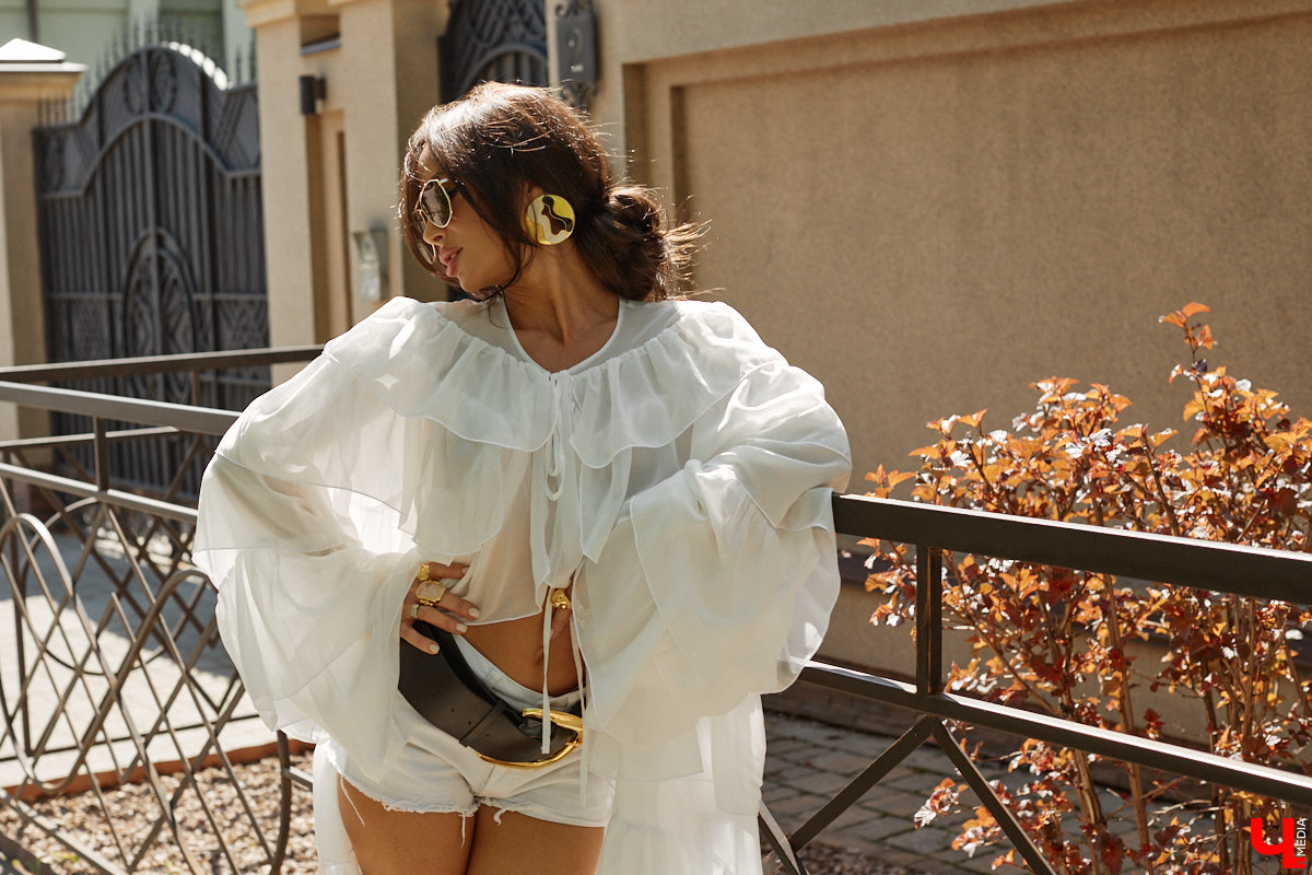 Ну что, пришло время разобрать гардероб и поговорить о главных веяниях жаркого сезона. С этой задачей нашему изданию помогла владимирский стилист Екатерина Григорьева. Красавица собрала три незабываемых образа, отвечающих ключевым требованиям летней моды 2025 года.