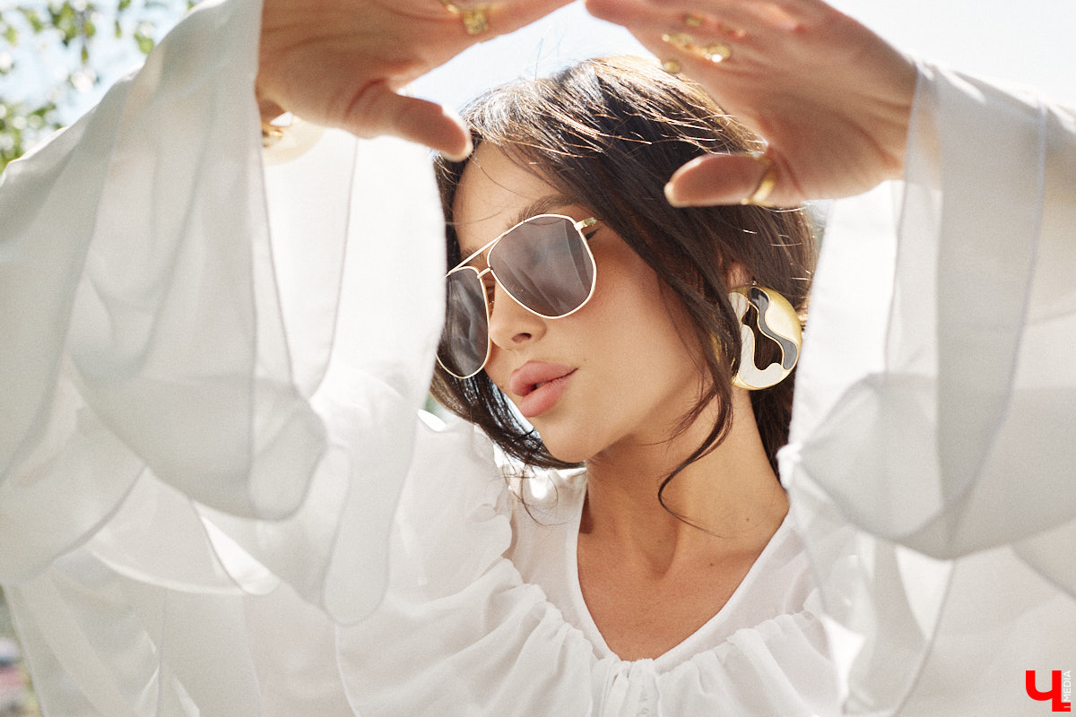 Ну что, пришло время разобрать гардероб и поговорить о главных веяниях жаркого сезона. С этой задачей нашему изданию помогла владимирский стилист Екатерина Григорьева. Красавица собрала три незабываемых образа, отвечающих ключевым требованиям летней моды 2025 года.