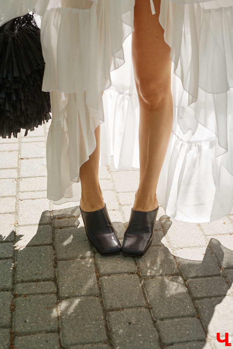 Ну что, пришло время разобрать гардероб и поговорить о главных веяниях жаркого сезона. С этой задачей нашему изданию помогла владимирский стилист Екатерина Григорьева. Красавица собрала три незабываемых образа, отвечающих ключевым требованиям летней моды 2025 года.