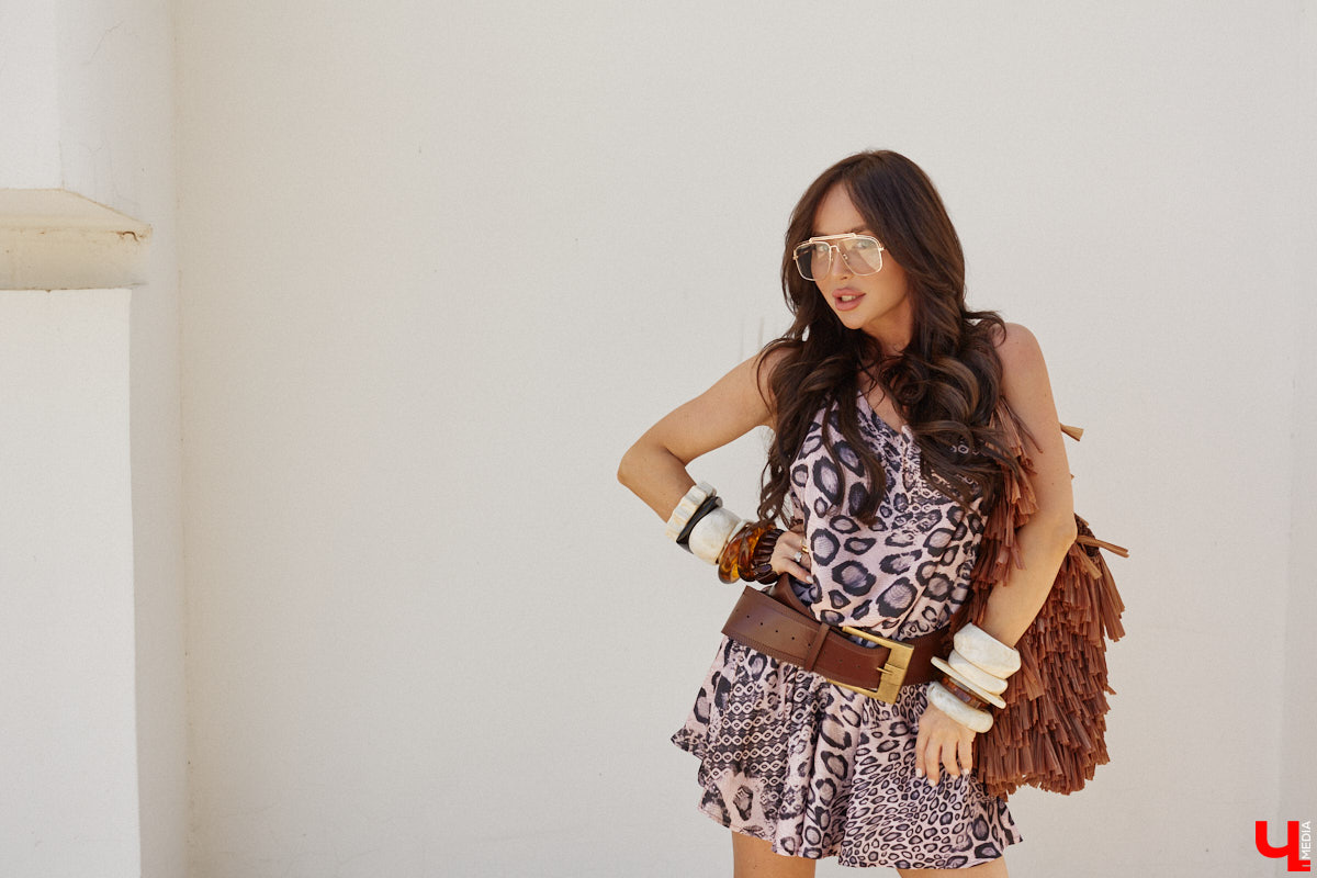 Ну что, пришло время разобрать гардероб и поговорить о главных веяниях жаркого сезона. С этой задачей нашему изданию помогла владимирский стилист Екатерина Григорьева. Красавица собрала три незабываемых образа, отвечающих ключевым требованиям летней моды 2025 года.