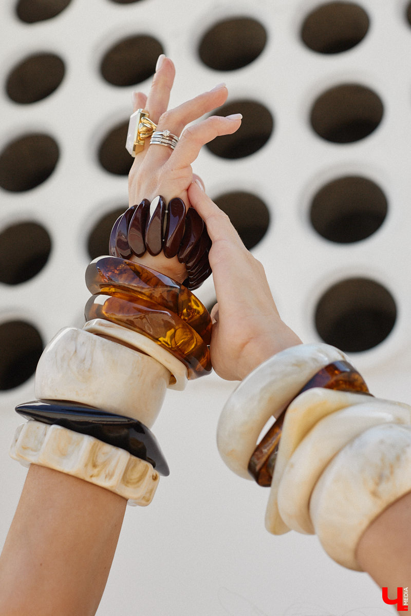 Ну что, пришло время разобрать гардероб и поговорить о главных веяниях жаркого сезона. С этой задачей нашему изданию помогла владимирский стилист Екатерина Григорьева. Красавица собрала три незабываемых образа, отвечающих ключевым требованиям летней моды 2025 года.