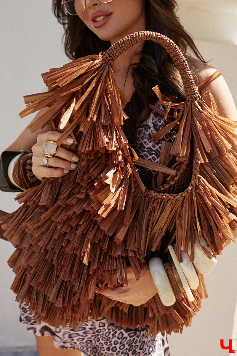 Ну что, пришло время разобрать гардероб и поговорить о главных веяниях жаркого сезона. С этой задачей нашему изданию помогла владимирский стилист Екатерина Григорьева. Красавица собрала три незабываемых образа, отвечающих ключевым требованиям летней моды 2025 года.