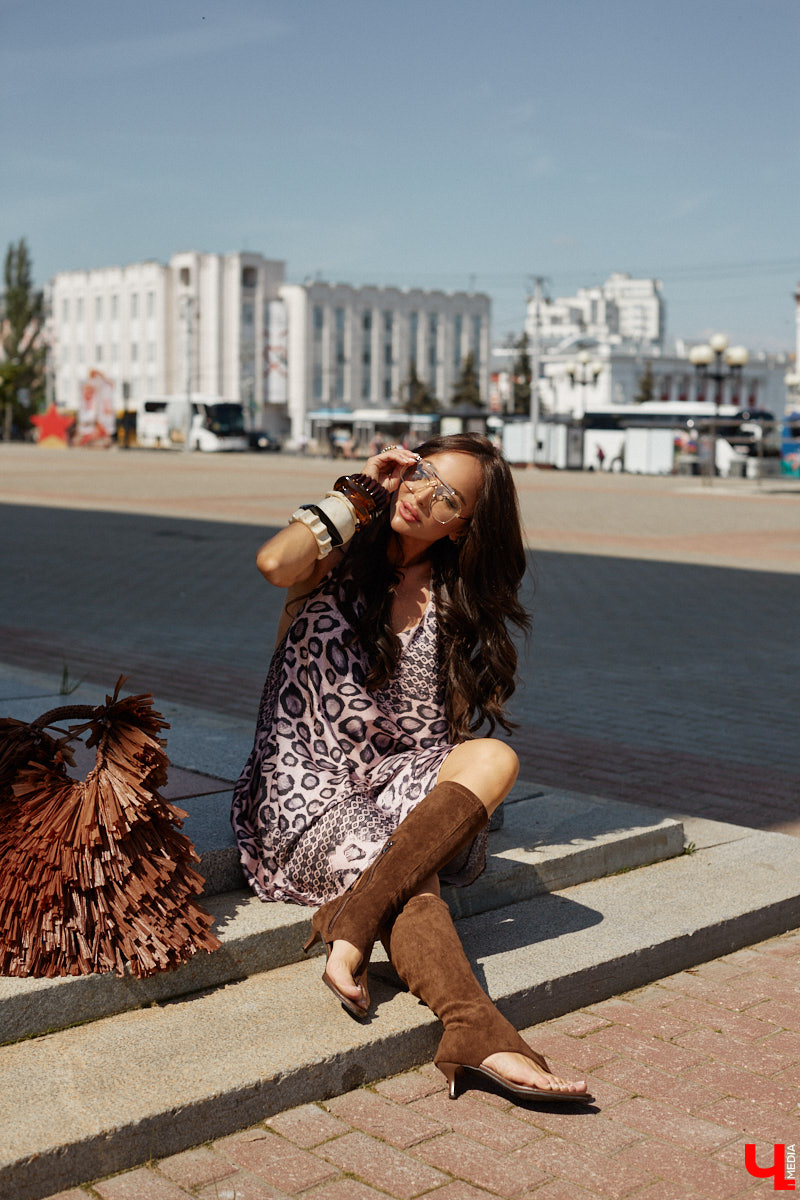 Ну что, пришло время разобрать гардероб и поговорить о главных веяниях жаркого сезона. С этой задачей нашему изданию помогла владимирский стилист Екатерина Григорьева. Красавица собрала три незабываемых образа, отвечающих ключевым требованиям летней моды 2025 года.