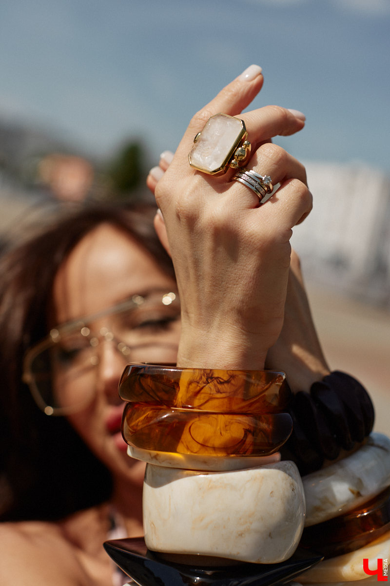 Ну что, пришло время разобрать гардероб и поговорить о главных веяниях жаркого сезона. С этой задачей нашему изданию помогла владимирский стилист Екатерина Григорьева. Красавица собрала три незабываемых образа, отвечающих ключевым требованиям летней моды 2025 года.