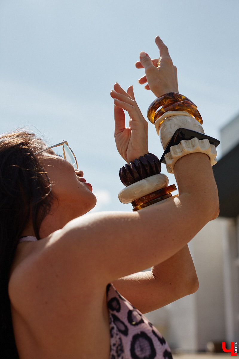 Ну что, пришло время разобрать гардероб и поговорить о главных веяниях жаркого сезона. С этой задачей нашему изданию помогла владимирский стилист Екатерина Григорьева. Красавица собрала три незабываемых образа, отвечающих ключевым требованиям летней моды 2025 года.