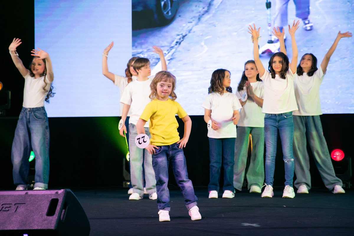 18 мая в экоотеле «Велес» состоялся пятый масштабный праздник детства и красоты «Юные мисс и мистер Владимирская земля 2025». 27 девочек и мальчиков от 5 до 16 лет из семи городов региона собрались вместе, чтобы продемонстрировать жюри свои таланты, артистизм и умение держаться на сцене.