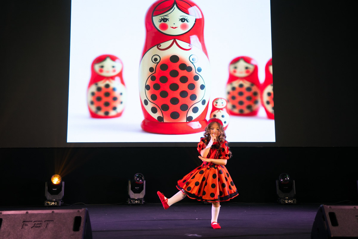 18 мая в экоотеле «Велес» состоялся пятый масштабный праздник детства и красоты «Юные мисс и мистер Владимирская земля 2025». 27 девочек и мальчиков от 5 до 16 лет из семи городов региона собрались вместе, чтобы продемонстрировать жюри свои таланты, артистизм и умение держаться на сцене.