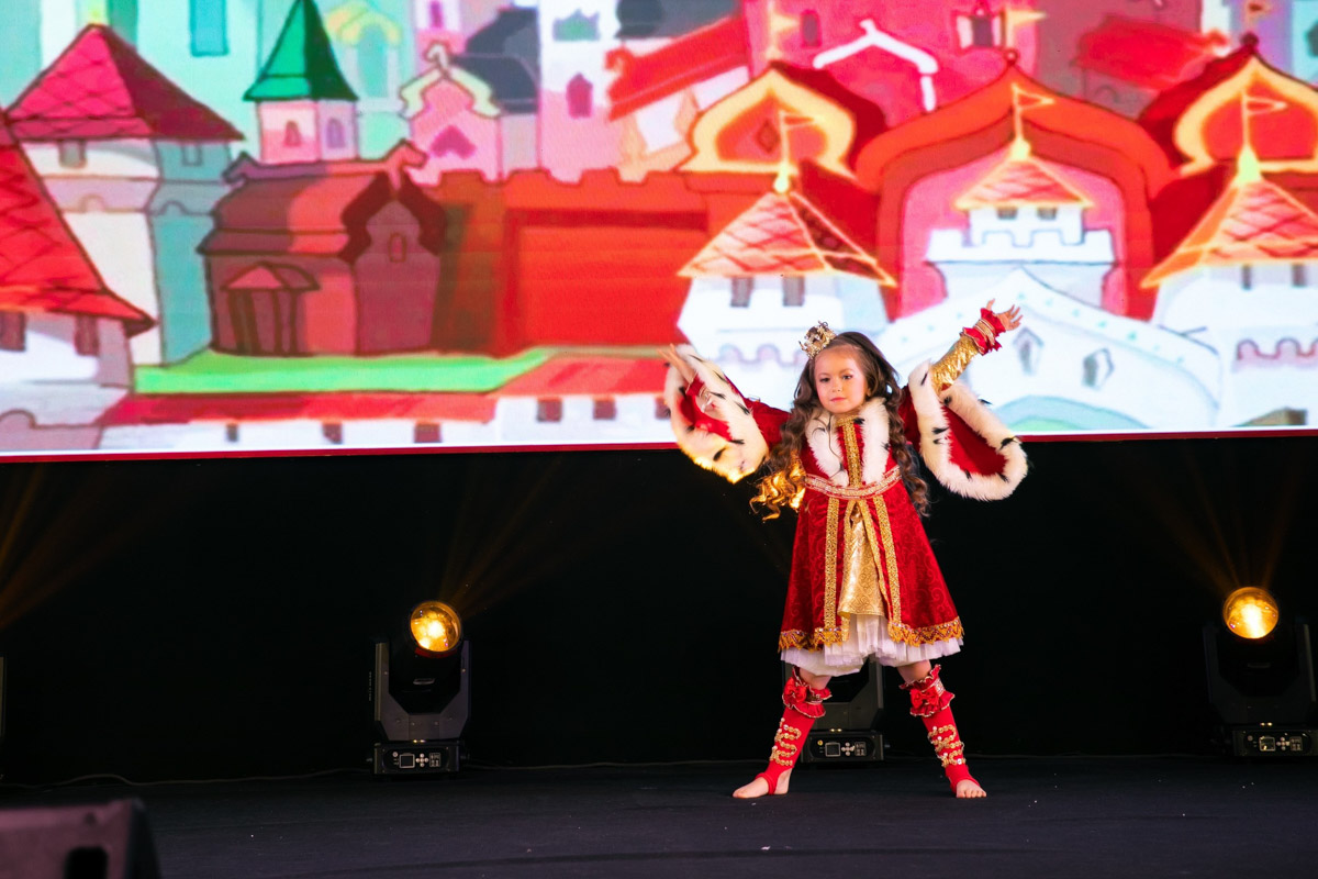 18 мая в экоотеле «Велес» состоялся пятый масштабный праздник детства и красоты «Юные мисс и мистер Владимирская земля 2025». 27 девочек и мальчиков от 5 до 16 лет из семи городов региона собрались вместе, чтобы продемонстрировать жюри свои таланты, артистизм и умение держаться на сцене.