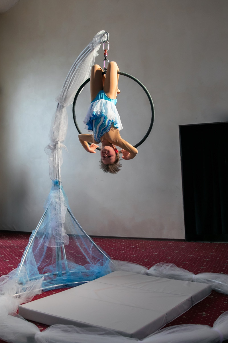 18 мая в экоотеле «Велес» состоялся пятый масштабный праздник детства и красоты «Юные мисс и мистер Владимирская земля 2025». 27 девочек и мальчиков от 5 до 16 лет из семи городов региона собрались вместе, чтобы продемонстрировать жюри свои таланты, артистизм и умение держаться на сцене.