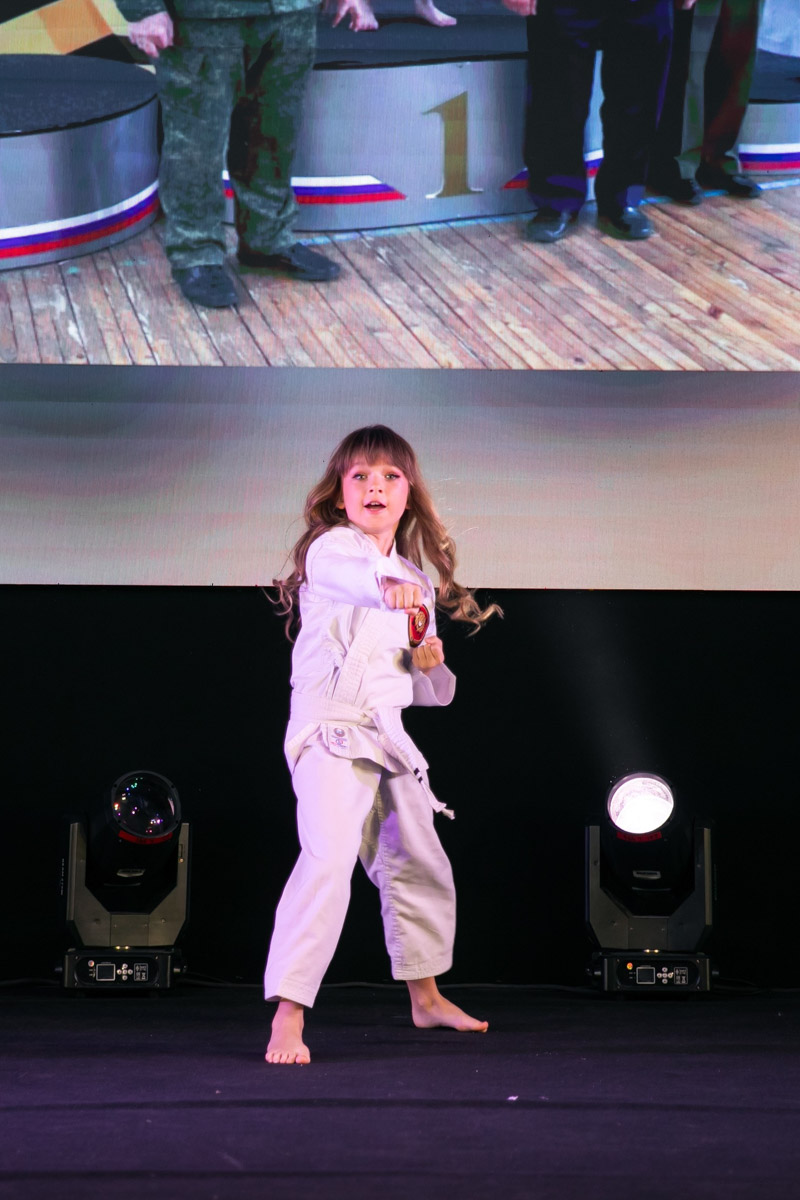 18 мая в экоотеле «Велес» состоялся пятый масштабный праздник детства и красоты «Юные мисс и мистер Владимирская земля 2025». 27 девочек и мальчиков от 5 до 16 лет из семи городов региона собрались вместе, чтобы продемонстрировать жюри свои таланты, артистизм и умение держаться на сцене.