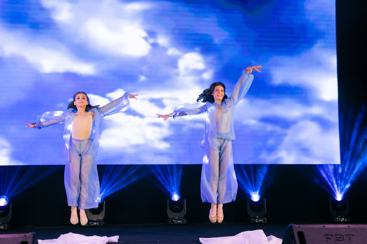 18 мая в экоотеле «Велес» состоялся пятый масштабный праздник детства и красоты «Юные мисс и мистер Владимирская земля 2025». 27 девочек и мальчиков от 5 до 16 лет из семи городов региона собрались вместе, чтобы продемонстрировать жюри свои таланты, артистизм и умение держаться на сцене.