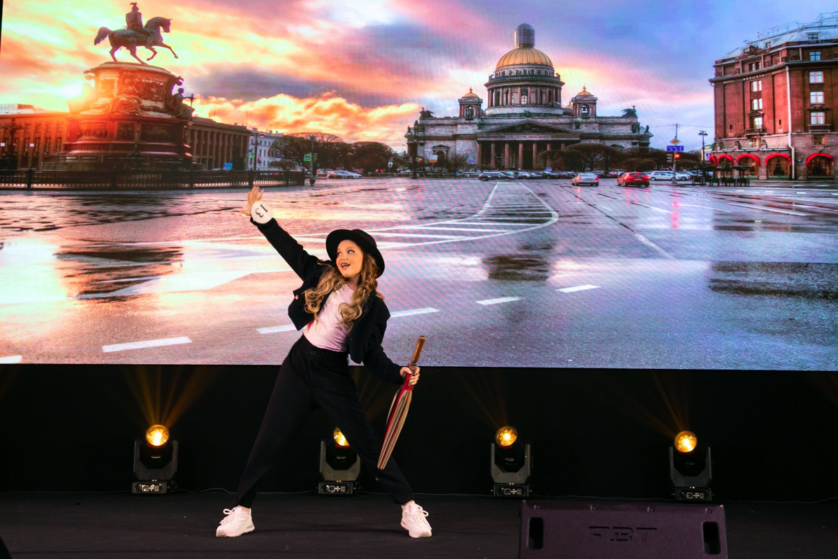 18 мая в экоотеле «Велес» состоялся пятый масштабный праздник детства и красоты «Юные мисс и мистер Владимирская земля 2025». 27 девочек и мальчиков от 5 до 16 лет из семи городов региона собрались вместе, чтобы продемонстрировать жюри свои таланты, артистизм и умение держаться на сцене.