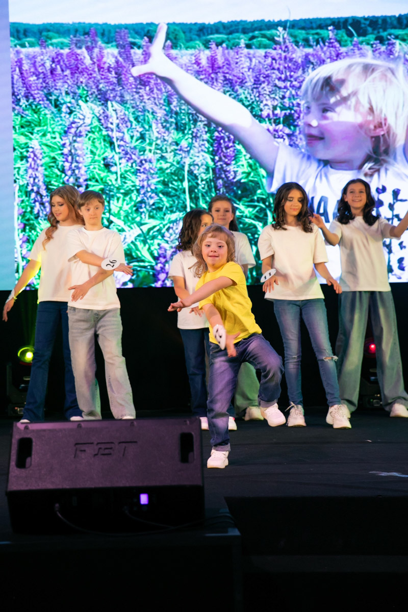 18 мая в экоотеле «Велес» состоялся пятый масштабный праздник детства и красоты «Юные мисс и мистер Владимирская земля 2025». 27 девочек и мальчиков от 5 до 16 лет из семи городов региона собрались вместе, чтобы продемонстрировать жюри свои таланты, артистизм и умение держаться на сцене.