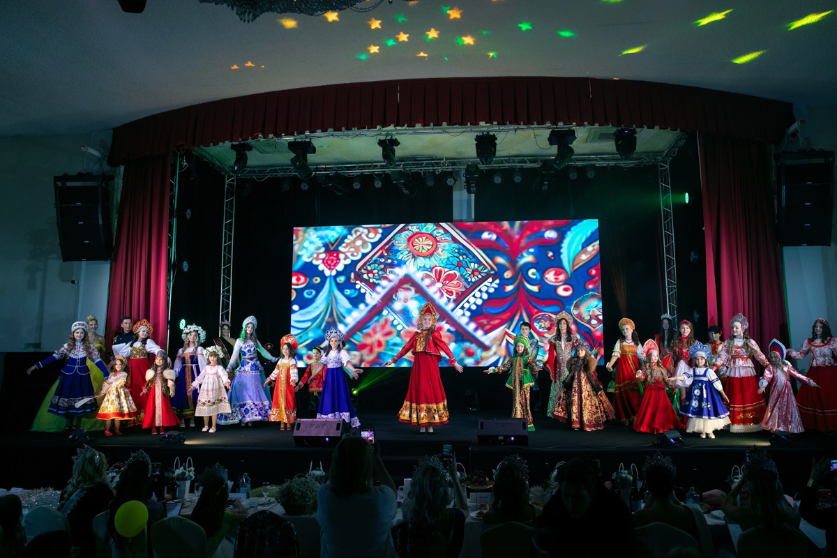 18 мая в экоотеле «Велес» состоялся пятый масштабный праздник детства и красоты «Юные мисс и мистер Владимирская земля 2025». 27 девочек и мальчиков от 5 до 16 лет из семи городов региона собрались вместе, чтобы продемонстрировать жюри свои таланты, артистизм и умение держаться на сцене.