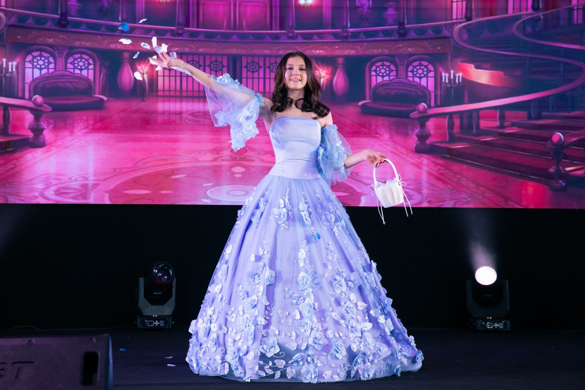 18 мая в экоотеле «Велес» состоялся пятый масштабный праздник детства и красоты «Юные мисс и мистер Владимирская земля 2025». 27 девочек и мальчиков от 5 до 16 лет из семи городов региона собрались вместе, чтобы продемонстрировать жюри свои таланты, артистизм и умение держаться на сцене.