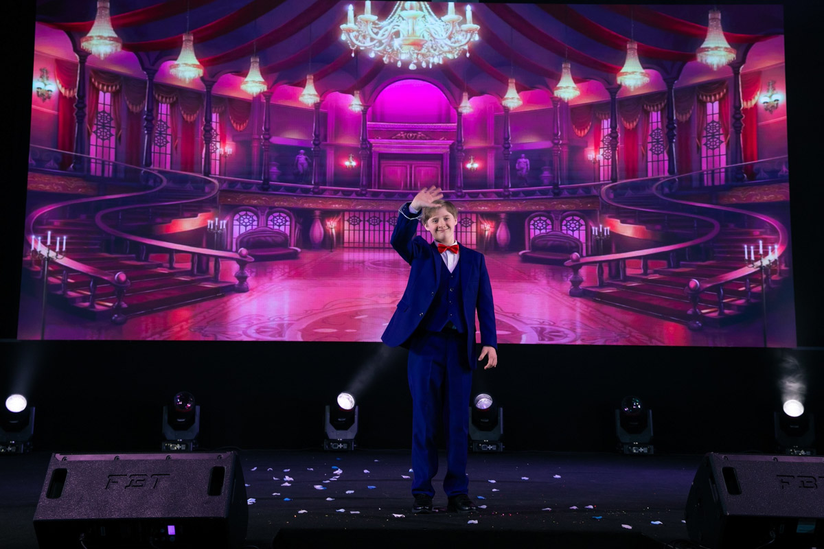 18 мая в экоотеле «Велес» состоялся пятый масштабный праздник детства и красоты «Юные мисс и мистер Владимирская земля 2025». 27 девочек и мальчиков от 5 до 16 лет из семи городов региона собрались вместе, чтобы продемонстрировать жюри свои таланты, артистизм и умение держаться на сцене.