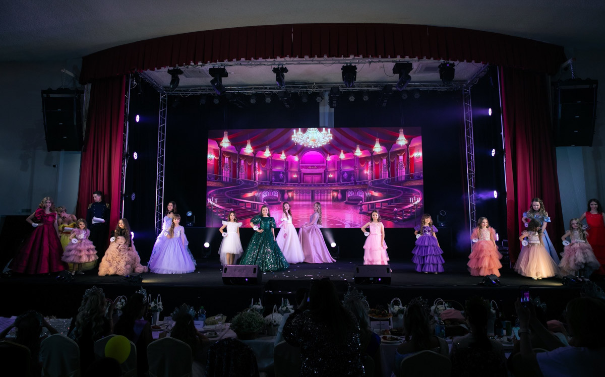 18 мая в экоотеле «Велес» состоялся пятый масштабный праздник детства и красоты «Юные мисс и мистер Владимирская земля 2025». 27 девочек и мальчиков от 5 до 16 лет из семи городов региона собрались вместе, чтобы продемонстрировать жюри свои таланты, артистизм и умение держаться на сцене.