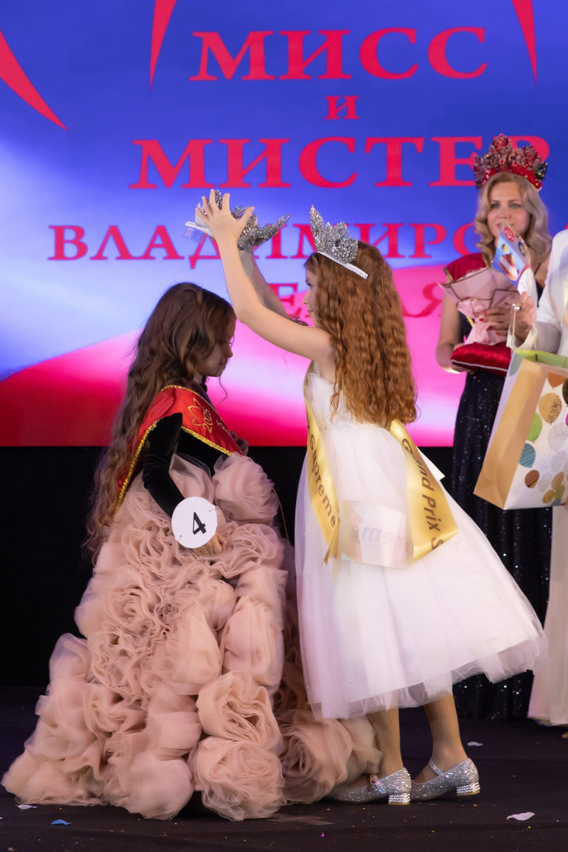 18 мая в экоотеле «Велес» состоялся пятый масштабный праздник детства и красоты «Юные мисс и мистер Владимирская земля 2025». 27 девочек и мальчиков от 5 до 16 лет из семи городов региона собрались вместе, чтобы продемонстрировать жюри свои таланты, артистизм и умение держаться на сцене.