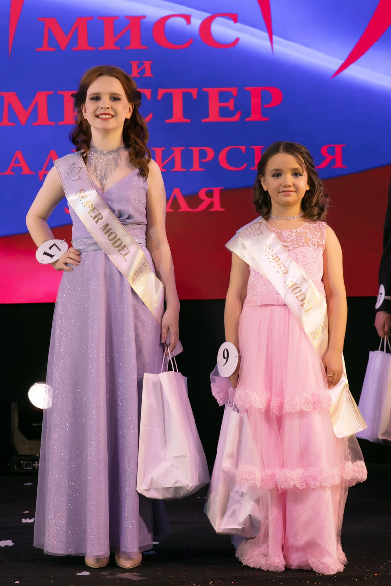 18 мая в экоотеле «Велес» состоялся пятый масштабный праздник детства и красоты «Юные мисс и мистер Владимирская земля 2025». 27 девочек и мальчиков от 5 до 16 лет из семи городов региона собрались вместе, чтобы продемонстрировать жюри свои таланты, артистизм и умение держаться на сцене.