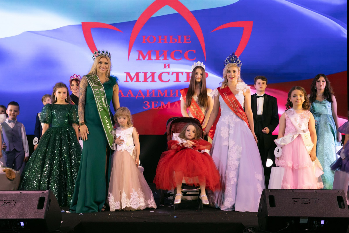 18 мая в экоотеле «Велес» состоялся пятый масштабный праздник детства и красоты «Юные мисс и мистер Владимирская земля 2025». 27 девочек и мальчиков от 5 до 16 лет из семи городов региона собрались вместе, чтобы продемонстрировать жюри свои таланты, артистизм и умение держаться на сцене.