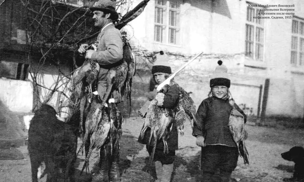 А вы знали, что Никита Михалков снял документальный фильм о семье владимирского писателя Валерия Янковского и о нем лично? В 2009 году премьера состоялась на телеканале «Россия». Жизнь этого удивительного человека похожа на приключенческий роман: пережил потерю родины, переезд в Корею и годы в ГУЛАГе... Какими же судьбами он попал в столицу 33-го региона?