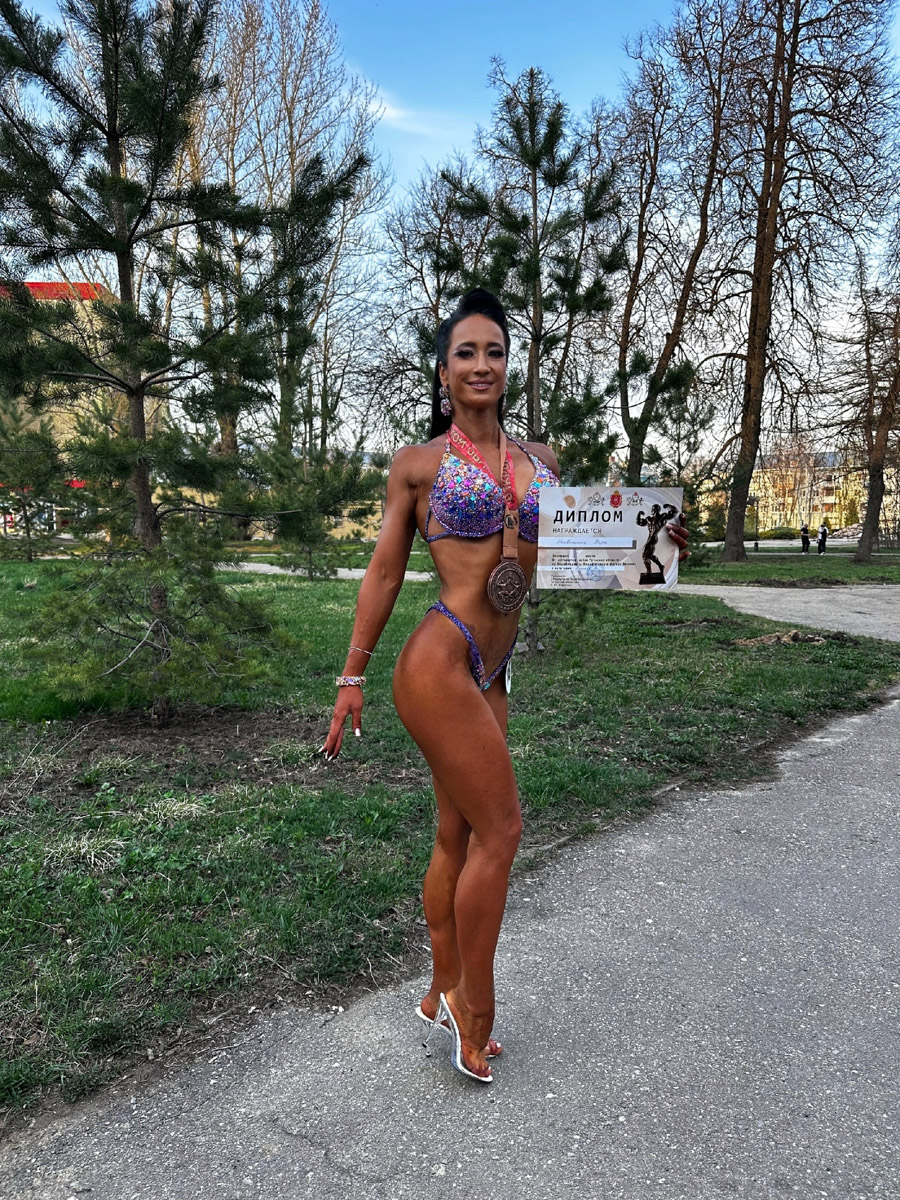 Два года назад Вера Кривенко посещала фитнес-центр и даже не думала выходить на сцену в миниатюрном купальнике. Все изменилось после ее решения участвовать в турнирах по бодибилдингу. Например, недавно жительница Владимира привезла со старта призовое место и корону победительницы. Как ей удалось пройти такой путь, спортсменка поведала «Ключ-Медиа».