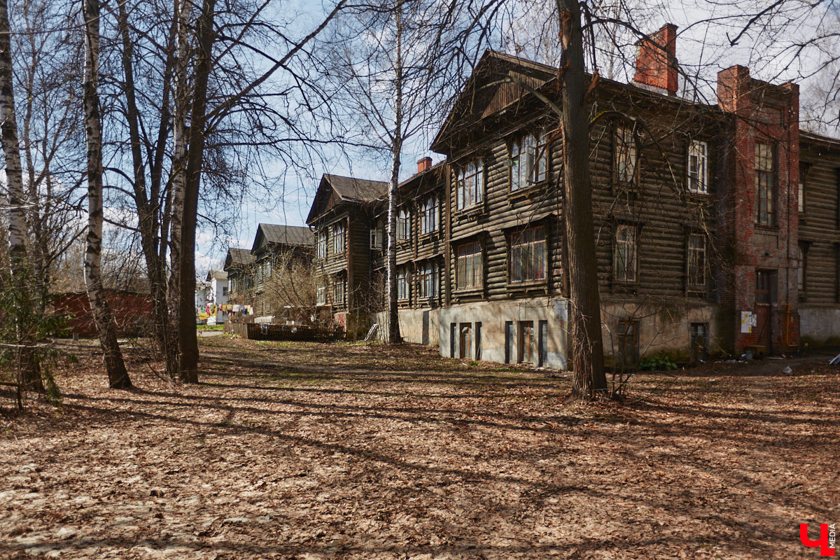 В скором времени город лишится сразу пяти домов. У многих из них довольно внушительная история, которая канет в Лету вместе со своими деревянными и кирпичными хранителями. Что же пустят под ковш в ближайшие месяцы, выяснил «Ключ-Медиа».