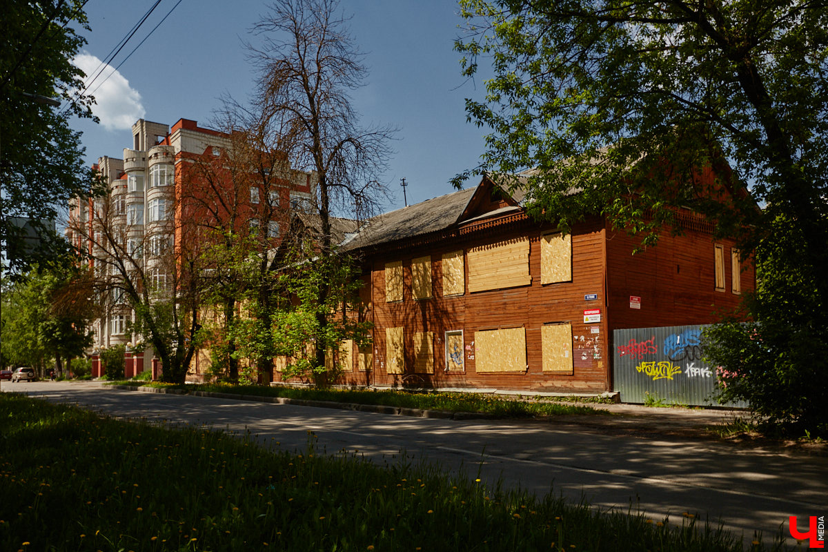 В скором времени город лишится сразу пяти домов. У многих из них довольно внушительная история, которая канет в Лету вместе со своими деревянными и кирпичными хранителями. Что же пустят под ковш в ближайшие месяцы, выяснил «Ключ-Медиа».