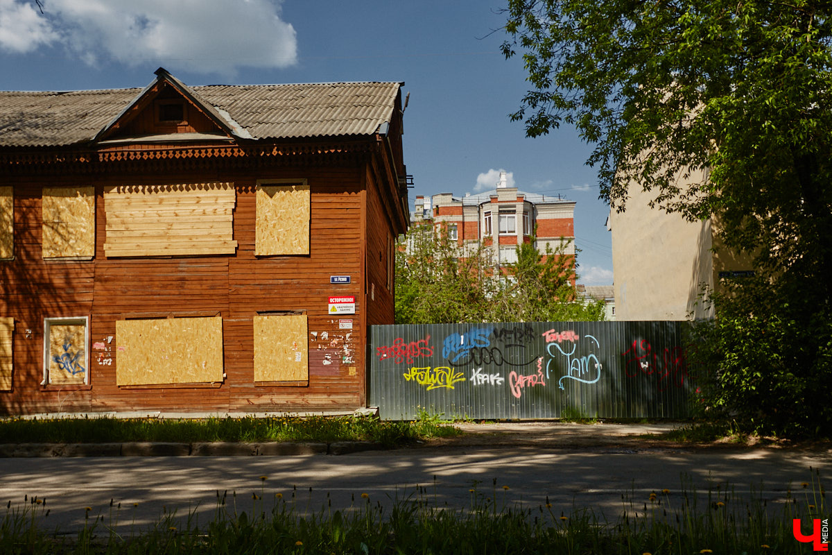 В скором времени город лишится сразу пяти домов. У многих из них довольно внушительная история, которая канет в Лету вместе со своими деревянными и кирпичными хранителями. Что же пустят под ковш в ближайшие месяцы, выяснил «Ключ-Медиа».