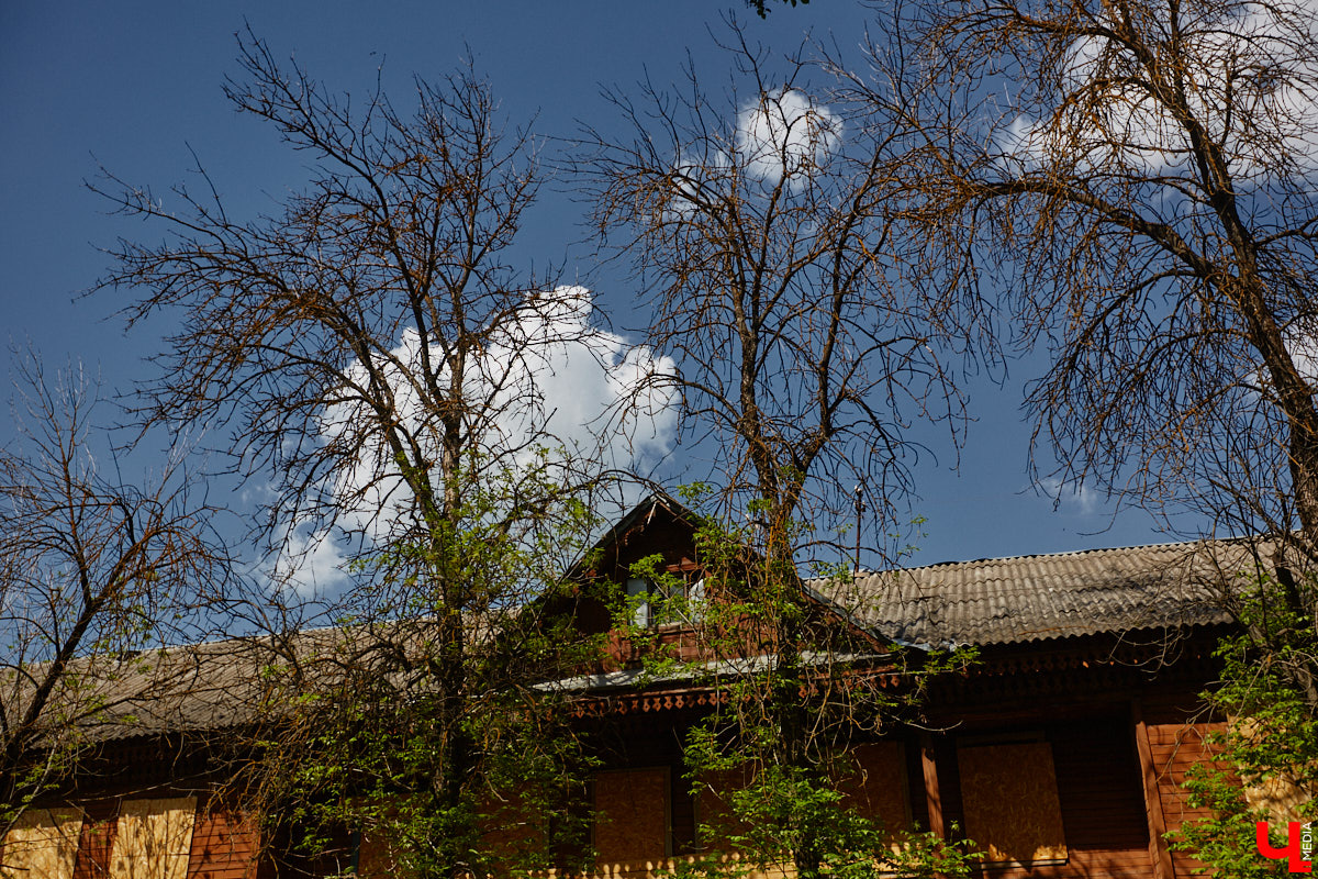 В скором времени город лишится сразу пяти домов. У многих из них довольно внушительная история, которая канет в Лету вместе со своими деревянными и кирпичными хранителями. Что же пустят под ковш в ближайшие месяцы, выяснил «Ключ-Медиа».