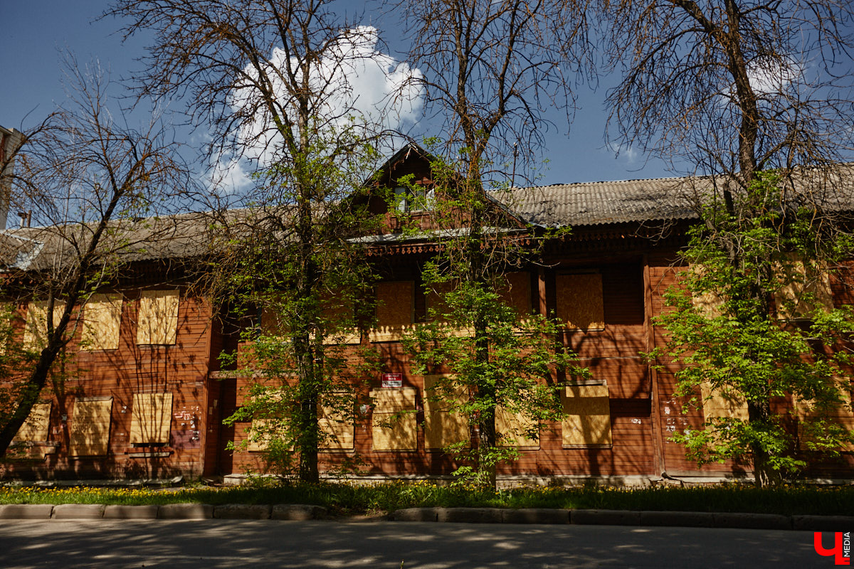 В скором времени город лишится сразу пяти домов. У многих из них довольно внушительная история, которая канет в Лету вместе со своими деревянными и кирпичными хранителями. Что же пустят под ковш в ближайшие месяцы, выяснил «Ключ-Медиа».