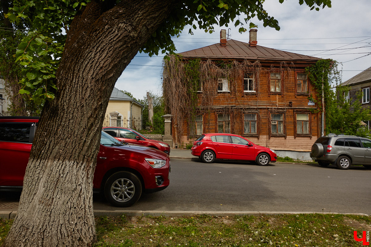 В скором времени город лишится сразу пяти домов. У многих из них довольно внушительная история, которая канет в Лету вместе со своими деревянными и кирпичными хранителями. Что же пустят под ковш в ближайшие месяцы, выяснил «Ключ-Медиа».