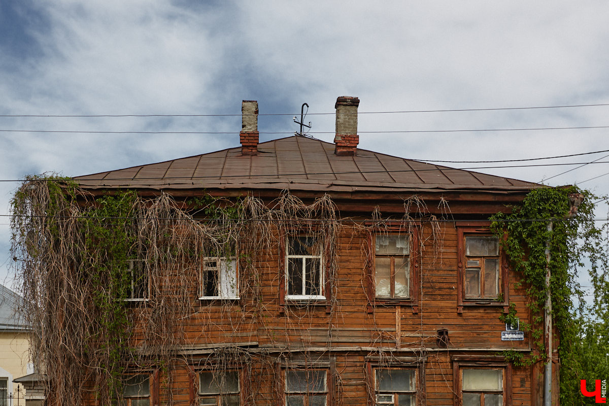 В скором времени город лишится сразу пяти домов. У многих из них довольно внушительная история, которая канет в Лету вместе со своими деревянными и кирпичными хранителями. Что же пустят под ковш в ближайшие месяцы, выяснил «Ключ-Медиа».