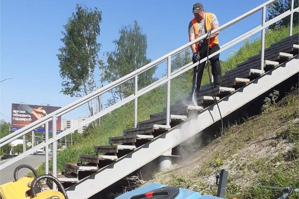 Во Владимире активно приводят в порядок лестницы, коих в областном центре несколько сотен. В списке как большие конструкции, так и почти незаметные, расположенные на подходах к домам, паркам и скверам. «Ключ-Медиа» узнал, какие именно городские спуски и подъемы отремонтируют в этом году.