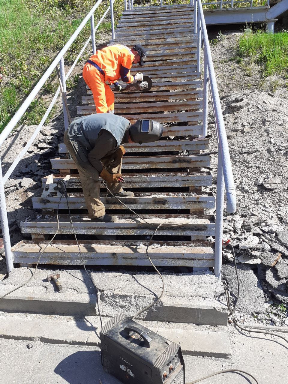 Во Владимире активно приводят в порядок лестницы, коих в областном центре несколько сотен. В списке как большие конструкции, так и почти незаметные, расположенные на подходах к домам, паркам и скверам. «Ключ-Медиа» узнал, какие именно городские спуски и подъемы отремонтируют в этом году.