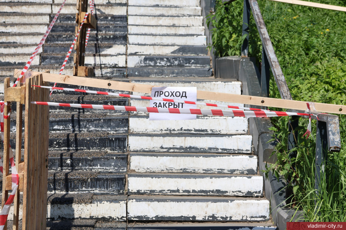 Во Владимире активно приводят в порядок лестницы, коих в областном центре несколько сотен. В списке как большие конструкции, так и почти незаметные, расположенные на подходах к домам, паркам и скверам. «Ключ-Медиа» узнал, какие именно городские спуски и подъемы отремонтируют в этом году.