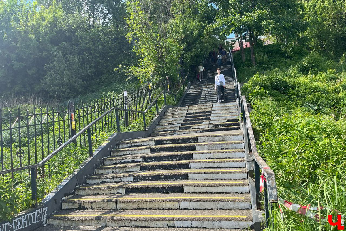 Во Владимире активно приводят в порядок лестницы, коих в областном центре несколько сотен. В списке как большие конструкции, так и почти незаметные, расположенные на подходах к домам, паркам и скверам. «Ключ-Медиа» узнал, какие именно городские спуски и подъемы отремонтируют в этом году.