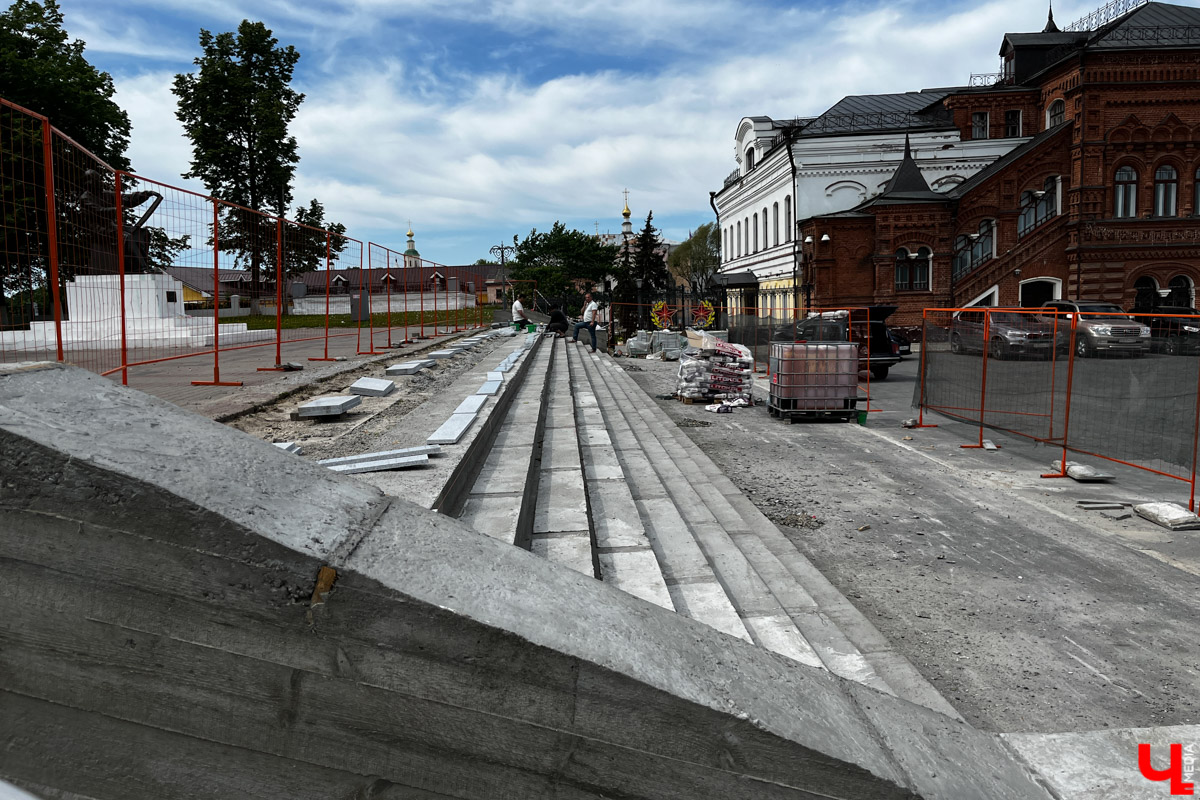 Во Владимире активно приводят в порядок лестницы, коих в областном центре несколько сотен. В списке как большие конструкции, так и почти незаметные, расположенные на подходах к домам, паркам и скверам. «Ключ-Медиа» узнал, какие именно городские спуски и подъемы отремонтируют в этом году.