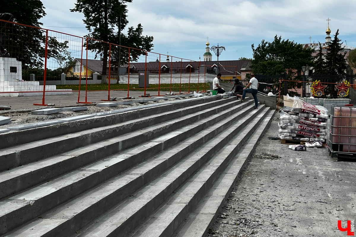 Во Владимире активно приводят в порядок лестницы, коих в областном центре несколько сотен. В списке как большие конструкции, так и почти незаметные, расположенные на подходах к домам, паркам и скверам. «Ключ-Медиа» узнал, какие именно городские спуски и подъемы отремонтируют в этом году.