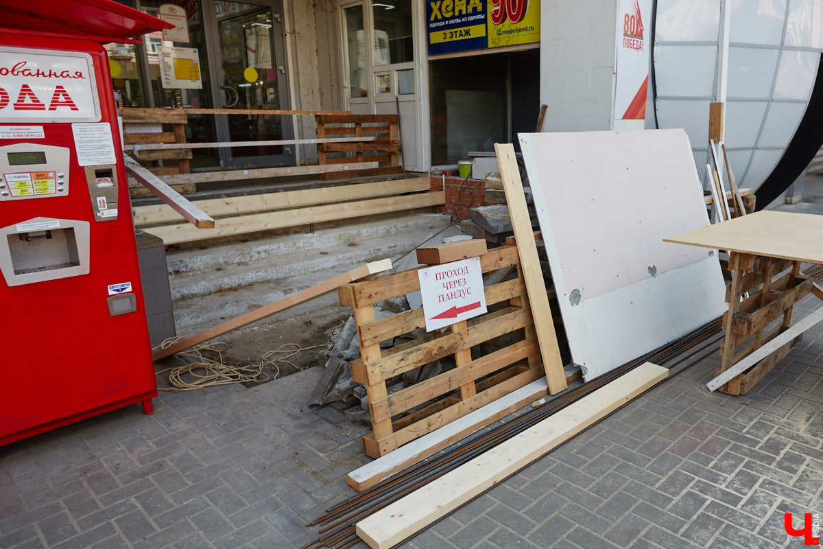 Во Владимире активно приводят в порядок лестницы, коих в областном центре несколько сотен. В списке как большие конструкции, так и почти незаметные, расположенные на подходах к домам, паркам и скверам. «Ключ-Медиа» узнал, какие именно городские спуски и подъемы отремонтируют в этом году.