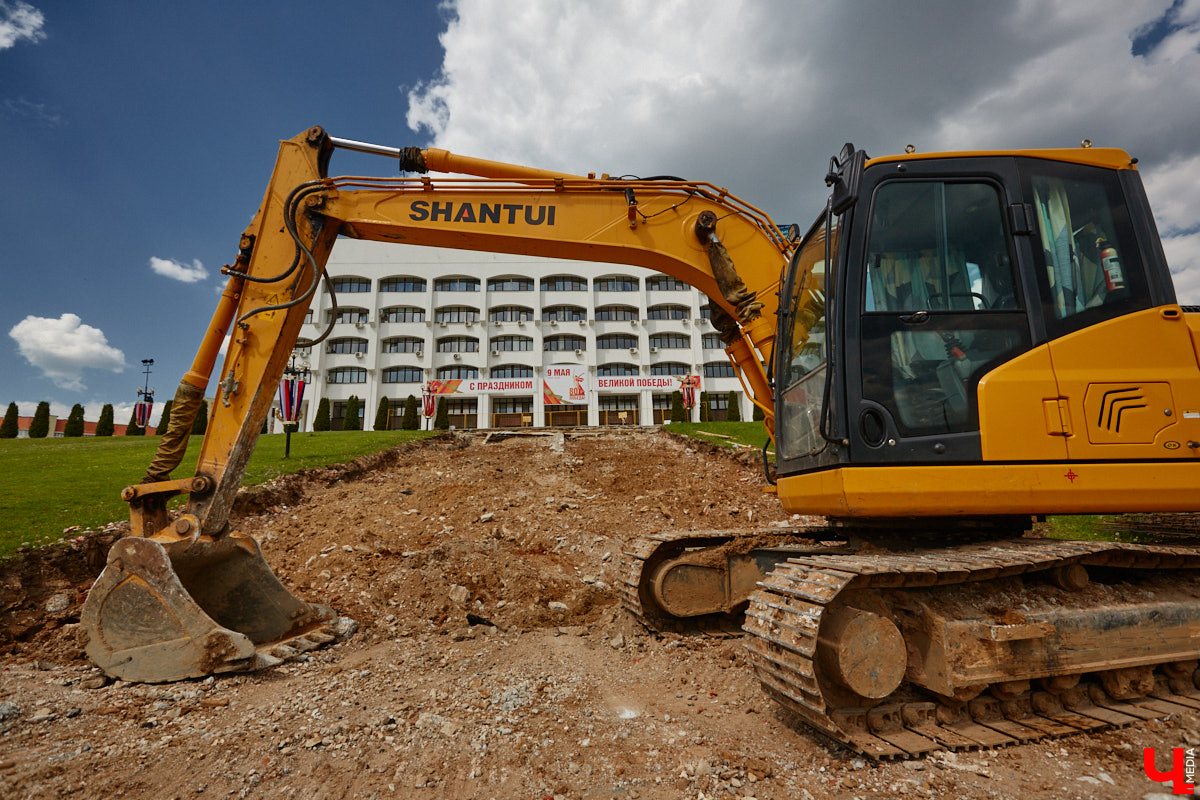 Во Владимире активно приводят в порядок лестницы, коих в областном центре несколько сотен. В списке как большие конструкции, так и почти незаметные, расположенные на подходах к домам, паркам и скверам. «Ключ-Медиа» узнал, какие именно городские спуски и подъемы отремонтируют в этом году.