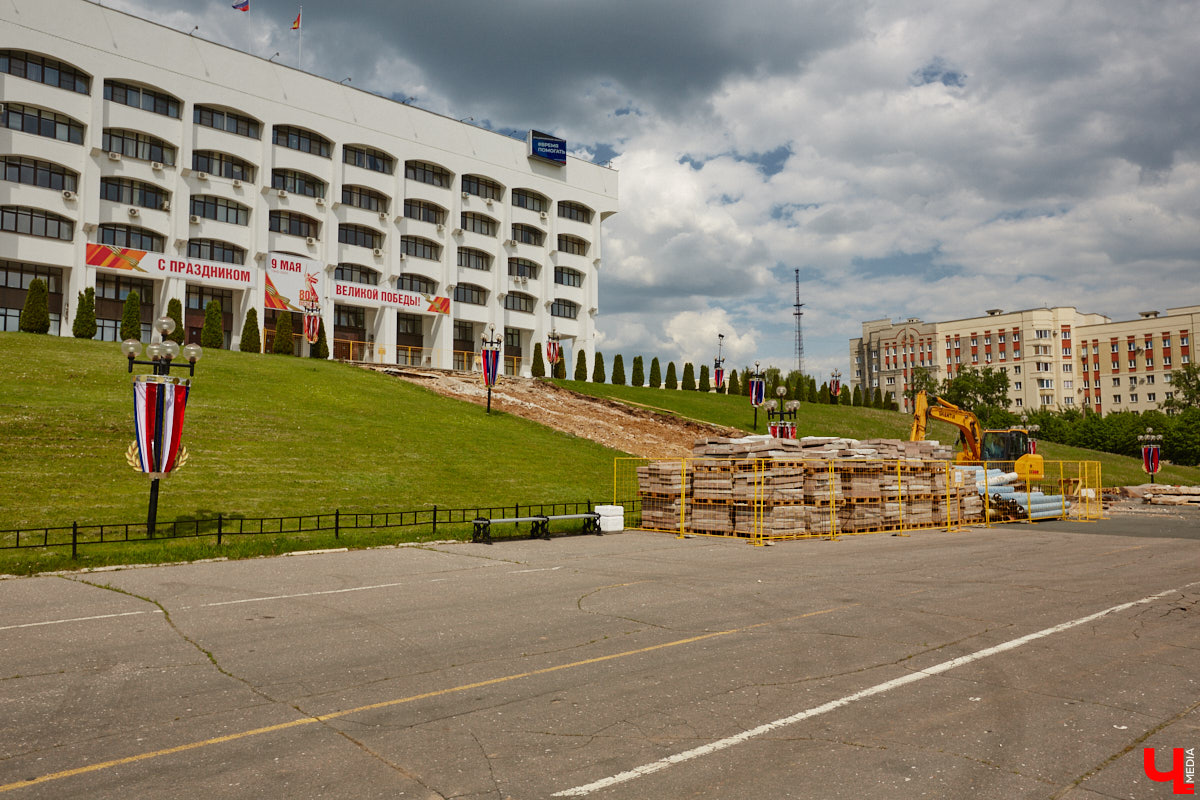 Во Владимире активно приводят в порядок лестницы, коих в областном центре несколько сотен. В списке как большие конструкции, так и почти незаметные, расположенные на подходах к домам, паркам и скверам. «Ключ-Медиа» узнал, какие именно городские спуски и подъемы отремонтируют в этом году.