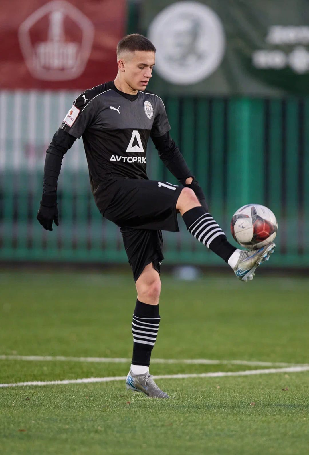 За свою карьеру только во владимирском «Торпедо» он провел 475 официальных игр, забив 53 гола. Победы, поражения, травмы, медали, смена команд — чего только не было за это время! Сейчас Иван Каратыгин директор футбольного клуба, за который выступал с начала своей карьеры, «Торпедо-Владимир». Пришла его очередь найти ответы на неудобные вопросы «Ключ-Медиа».