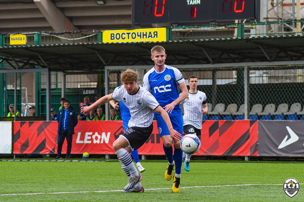 За свою карьеру только во владимирском «Торпедо» он провел 475 официальных игр, забив 53 гола. Победы, поражения, травмы, медали, смена команд — чего только не было за это время! Сейчас Иван Каратыгин директор футбольного клуба, за который выступал с начала своей карьеры, «Торпедо-Владимир». Пришла его очередь найти ответы на неудобные вопросы «Ключ-Медиа».