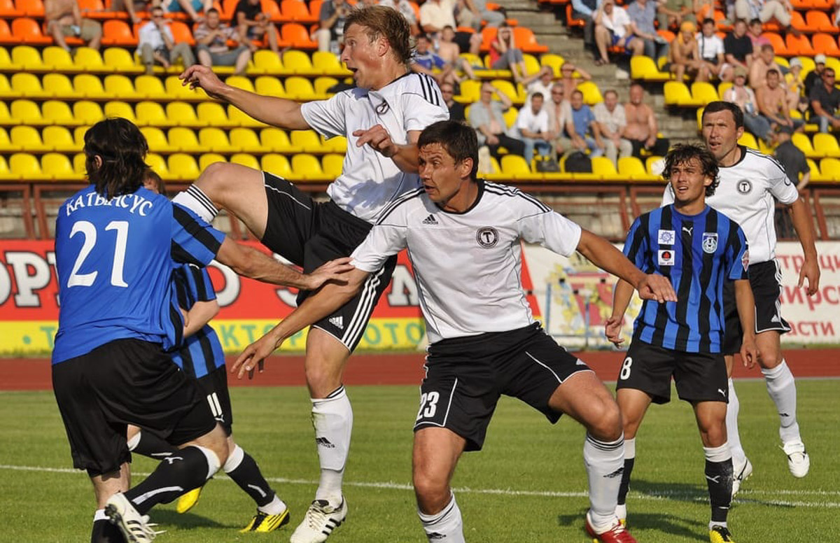 За свою карьеру только во владимирском «Торпедо» он провел 475 официальных игр, забив 53 гола. Победы, поражения, травмы, медали, смена команд — чего только не было за это время! Сейчас Иван Каратыгин директор футбольного клуба, за который выступал с начала своей карьеры, «Торпедо-Владимир». Пришла его очередь найти ответы на неудобные вопросы «Ключ-Медиа».