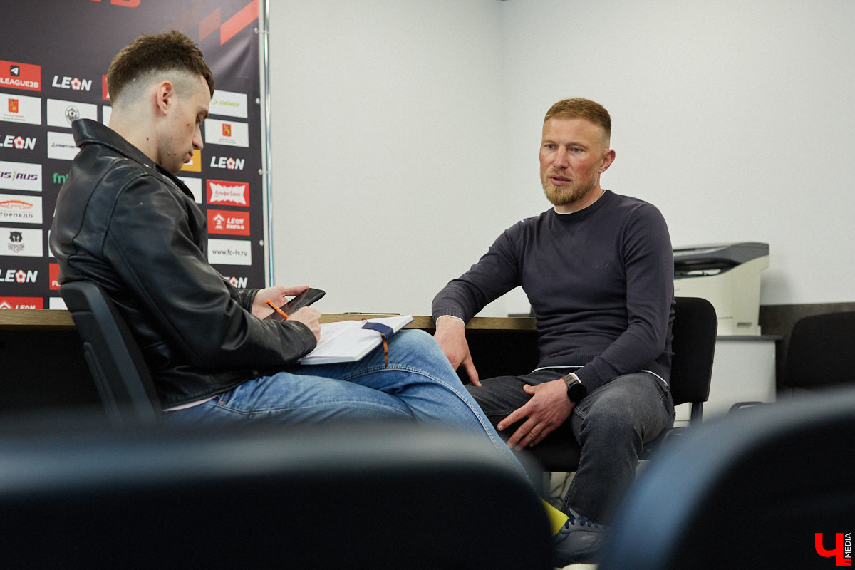 За свою карьеру только во владимирском «Торпедо» он провел 475 официальных игр, забив 53 гола. Победы, поражения, травмы, медали, смена команд — чего только не было за это время! Сейчас Иван Каратыгин директор футбольного клуба, за который выступал с начала своей карьеры, «Торпедо-Владимир». Пришла его очередь найти ответы на неудобные вопросы «Ключ-Медиа».