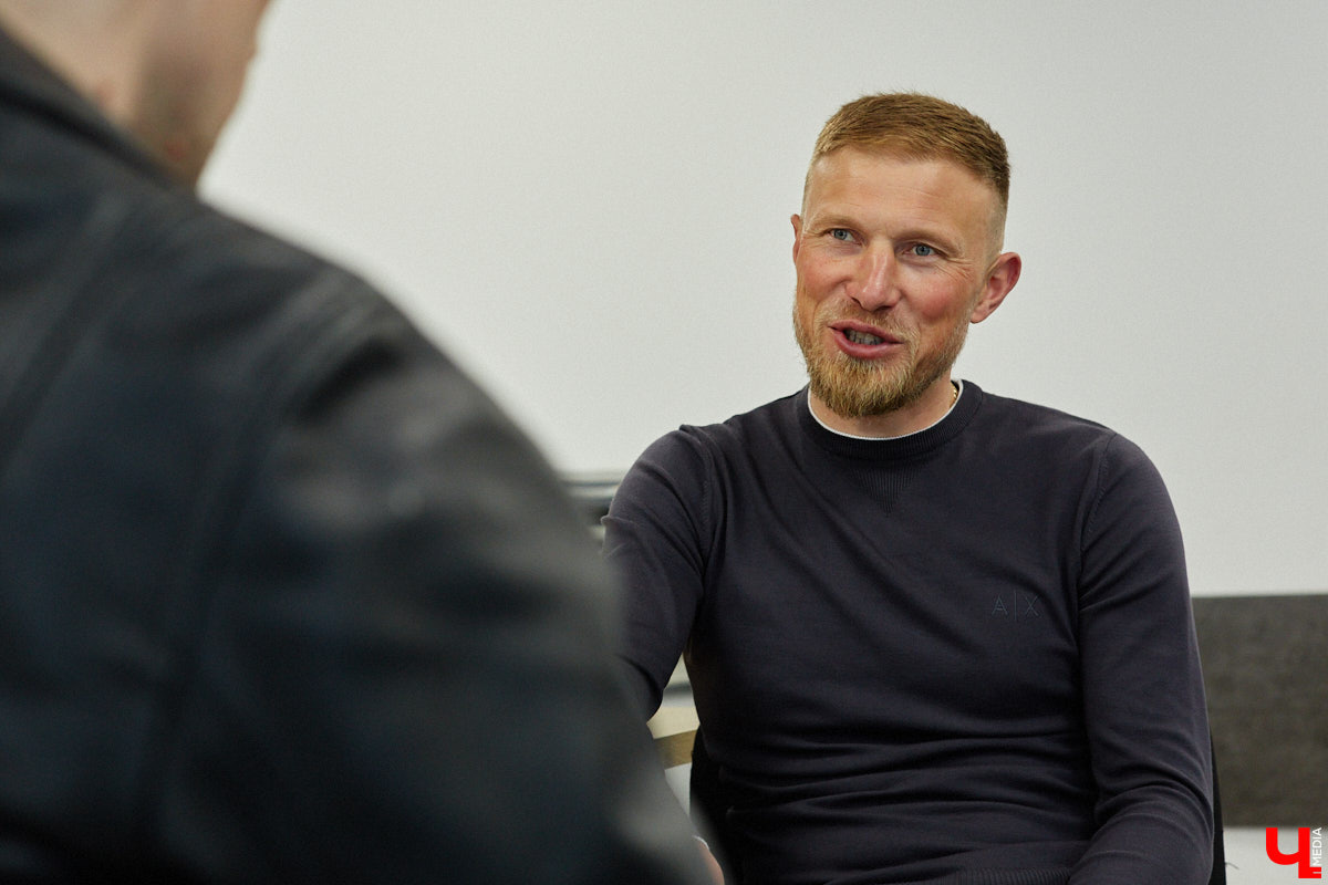 За свою карьеру только во владимирском «Торпедо» он провел 475 официальных игр, забив 53 гола. Победы, поражения, травмы, медали, смена команд — чего только не было за это время! Сейчас Иван Каратыгин директор футбольного клуба, за который выступал с начала своей карьеры, «Торпедо-Владимир». Пришла его очередь найти ответы на неудобные вопросы «Ключ-Медиа».