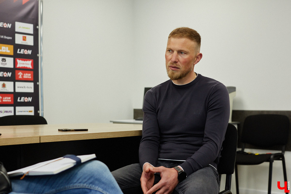 За свою карьеру только во владимирском «Торпедо» он провел 475 официальных игр, забив 53 гола. Победы, поражения, травмы, медали, смена команд — чего только не было за это время! Сейчас Иван Каратыгин директор футбольного клуба, за который выступал с начала своей карьеры, «Торпедо-Владимир». Пришла его очередь найти ответы на неудобные вопросы «Ключ-Медиа».