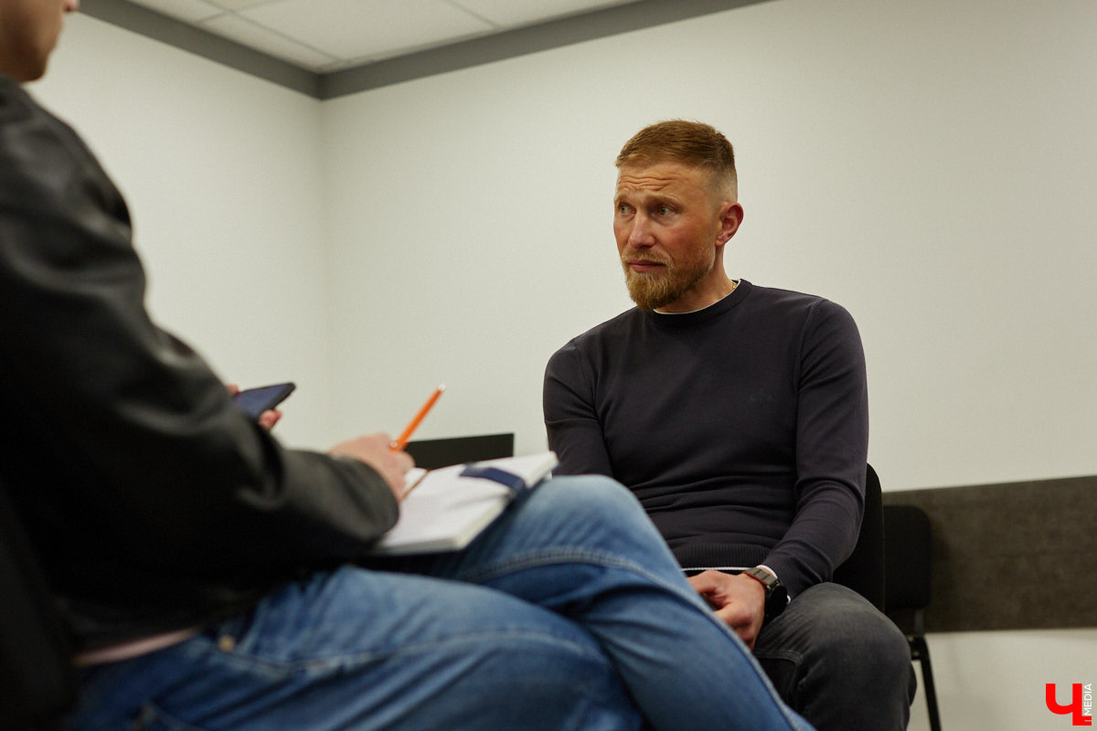 За свою карьеру только во владимирском «Торпедо» он провел 475 официальных игр, забив 53 гола. Победы, поражения, травмы, медали, смена команд — чего только не было за это время! Сейчас Иван Каратыгин директор футбольного клуба, за который выступал с начала своей карьеры, «Торпедо-Владимир». Пришла его очередь найти ответы на неудобные вопросы «Ключ-Медиа».