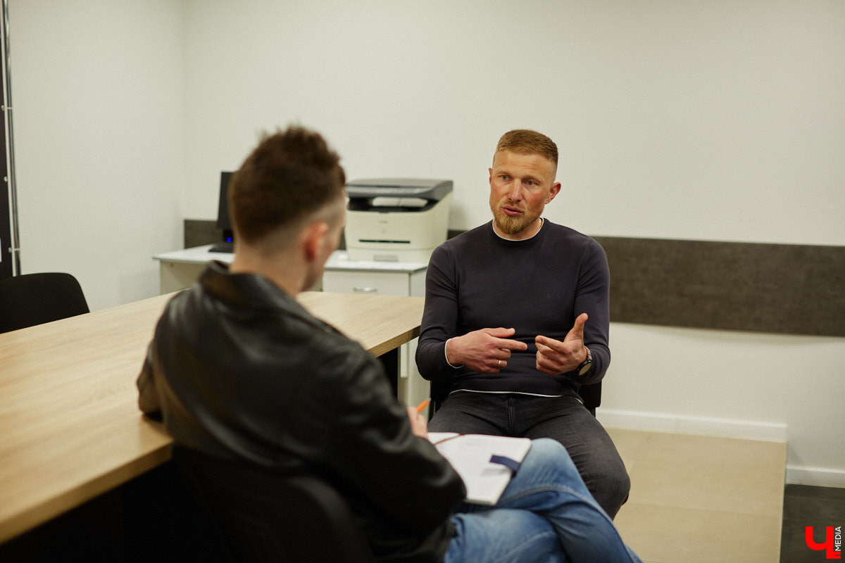 За свою карьеру только во владимирском «Торпедо» он провел 475 официальных игр, забив 53 гола. Победы, поражения, травмы, медали, смена команд — чего только не было за это время! Сейчас Иван Каратыгин директор футбольного клуба, за который выступал с начала своей карьеры, «Торпедо-Владимир». Пришла его очередь найти ответы на неудобные вопросы «Ключ-Медиа».